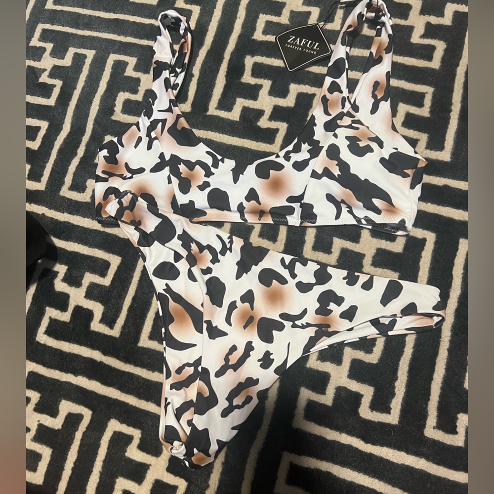 ZAFUL Women’s thong leopard print bikini. White/black.